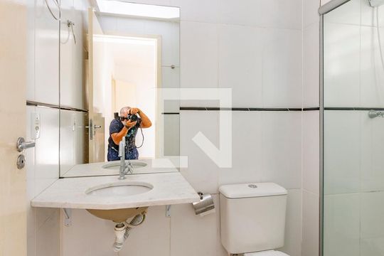 Banheiro da Suíte de apartamento à venda com 2 quartos, 55m² em Cabral, Contagem