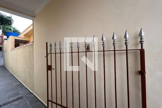 Entrada de casa para alugar com 3 quartos, 200m² em Jardim Marisa, São Paulo