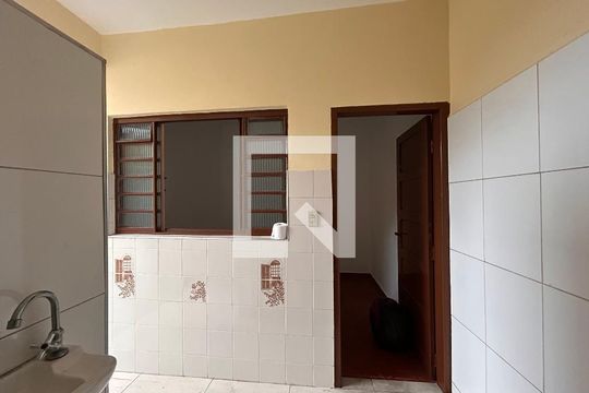 Banheiro de serviço de casa para alugar com 3 quartos, 200m² em Jardim Marisa, São Paulo