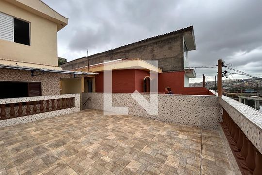 Quintal de casa para alugar com 3 quartos, 200m² em Jardim Marisa, São Paulo