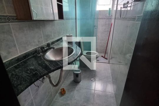 Banheiro de apartamento à venda com 2 quartos, 56m² em Centro, Guarulhos