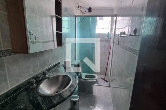 Banheiro de apartamento à venda com 2 quartos, 56m² em Centro, Guarulhos