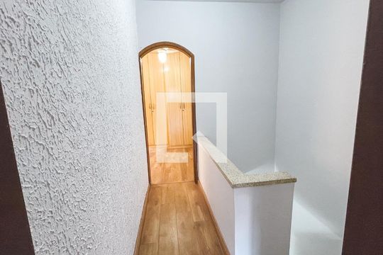 Corredor de casa à venda com 3 quartos, 250m² em Conjunto Residencial Santa Terezinha, São Paulo