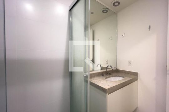 Banheiro de kitnet/studio para alugar com 1 quarto, 23m² em Ipiranga, São Paulo
