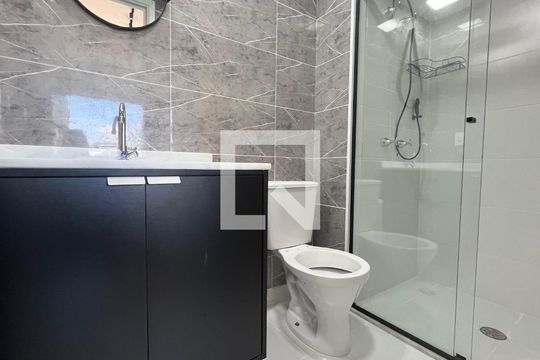 Banheiro de kitnet/studio para alugar com 1 quarto, 23m² em Pinheiros, São Paulo