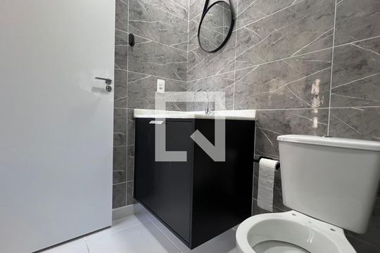 Banheiro de kitnet/studio para alugar com 1 quarto, 23m² em Pinheiros, São Paulo