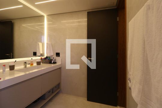 Banheiro da Suíte Master de apartamento à venda com 4 quartos, 275m² em Campestre, Santo André