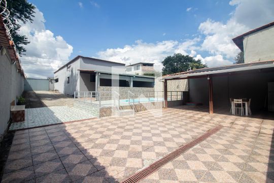 Área externa de casa à venda com 7 quartos, 634m² em Estâncias Imperiais, Contagem