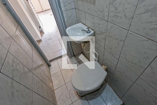 Banheiro de apartamento para alugar com 1 quarto, 35m² em Vila Francos, São Paulo