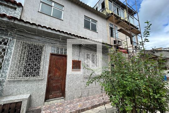 Fachada de casa à venda com 3 quartos, 40m² em Encantado, Rio de Janeiro
