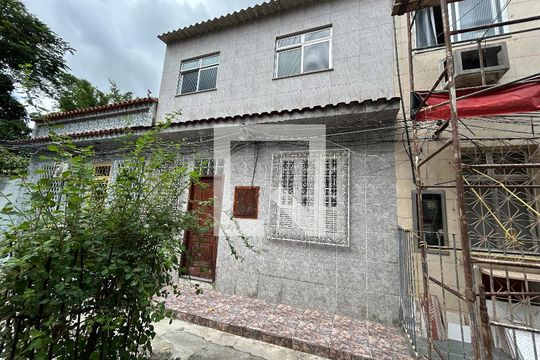 Fachada de casa à venda com 3 quartos, 40m² em Encantado, Rio de Janeiro