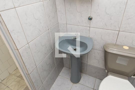 Banheiro de apartamento para alugar com 1 quarto, 57m² em Penha, Rio de Janeiro