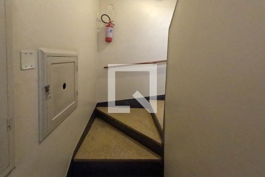 Área Comum - Escadas par ao Apartamento de apartamento para alugar com 2 quartos, 87m² em Gonzaga, Santos