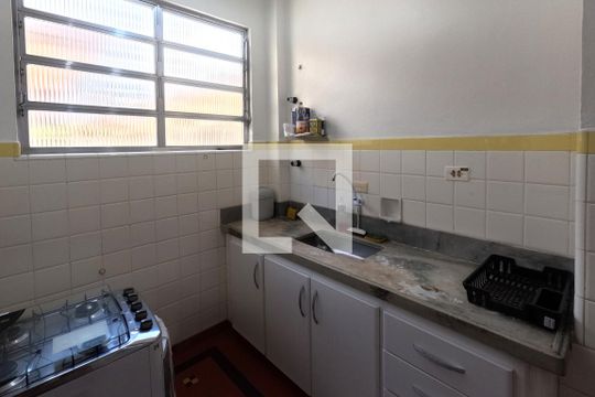 Cozinha de apartamento para alugar com 2 quartos, 87m² em Gonzaga, Santos