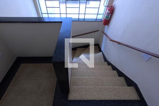 Área Comum - Escadas par ao Apartamento de apartamento para alugar com 2 quartos, 87m² em Gonzaga, Santos