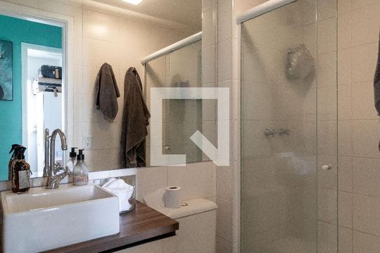 Banheiro de apartamento à venda com 2 quartos, 48m² em Barra Funda, São Paulo