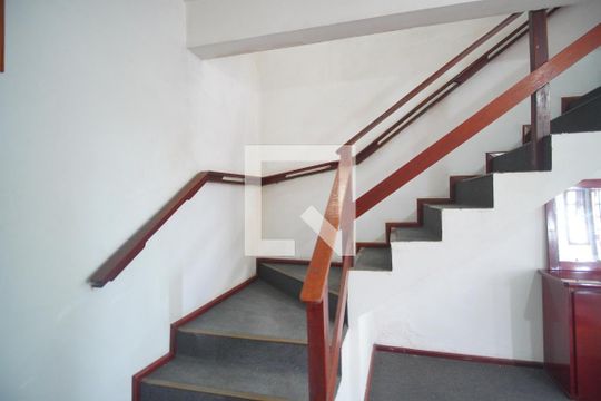 Escada - Acesso Quartos de casa para alugar com 4 quartos, 300m² em Vila Jardim, Porto Alegre