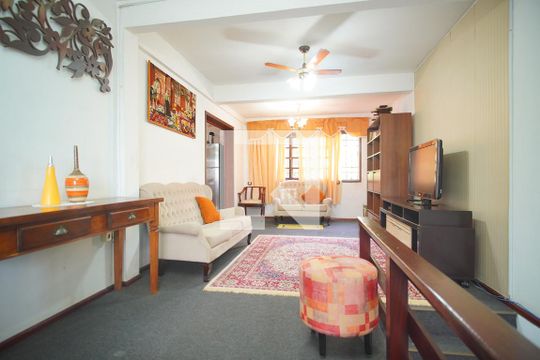 Sala de Estar de casa para alugar com 4 quartos, 300m² em Vila Jardim, Porto Alegre