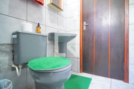 Banheiro Corredor de casa para alugar com 4 quartos, 300m² em Vila Jardim, Porto Alegre