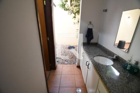 Banheiro da Churrasqueira de casa de condomínio para alugar com 4 quartos, 420m² em Conjunto Habitacional Vila Santana (sousas), Campinas