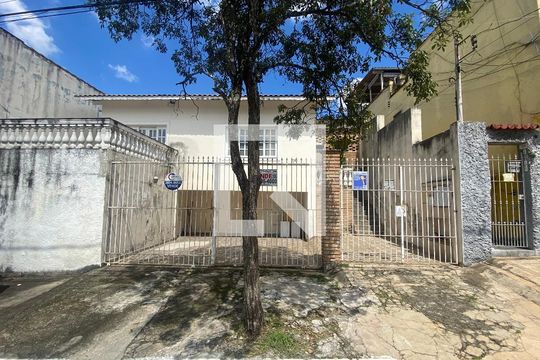 Fachada de casa à venda com 2 quartos, 270m² em Vila Bertioga, São Paulo