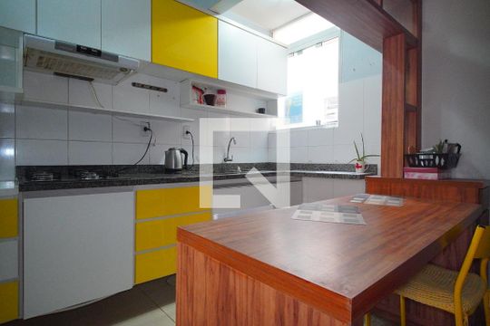 Cozinha de apartamento à venda com 1 quarto, 38m² em Cristo Redentor, Porto Alegre