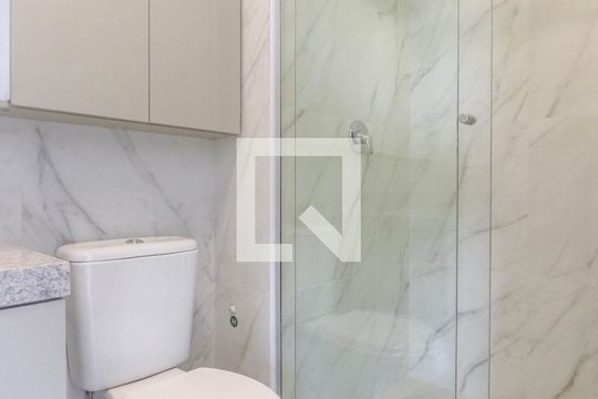 Banheiro de kitnet/studio à venda com 1 quarto, 43m² em Petrópolis, Porto Alegre