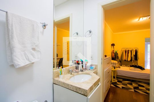 Banheiro do quarto 3 de casa de condomínio para alugar com 3 quartos, 255m² em Vila Valparaíso, Santo André