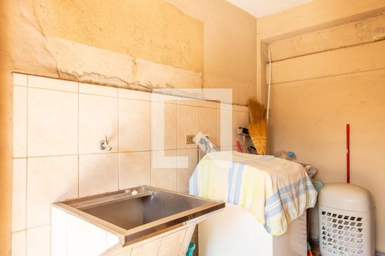 Área de Serviço de casa à venda com 2 quartos, 180m² em Quitaúna, Osasco