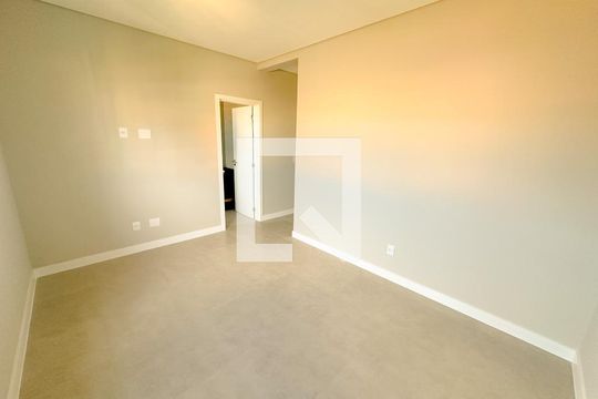 Suíte de apartamento para alugar com 2 quartos, 70m² em Ingleses do Rio Vermelho, Florianópolis