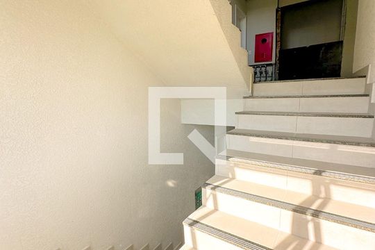 Escada de apartamento para alugar com 2 quartos, 70m² em Ingleses do Rio Vermelho, Florianópolis
