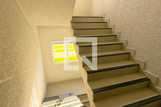 Escada de apartamento para alugar com 2 quartos, 70m² em Ingleses do Rio Vermelho, Florianópolis
