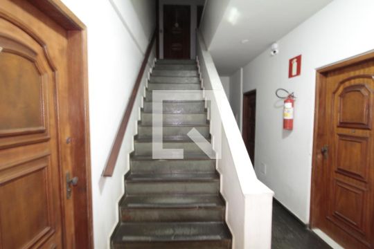 Escada de apartamento para alugar com 3 quartos, 87m² em Coração Eucarístico, Belo Horizonte