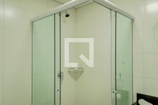 Banheiro de kitnet/studio para alugar com 1 quarto, 39m² em Campeche, Florianópolis
