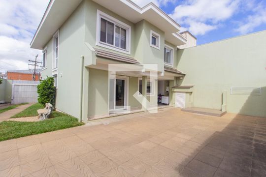Quintal de casa à venda com 3 quartos, 300m² em Rio Branco, Canoas