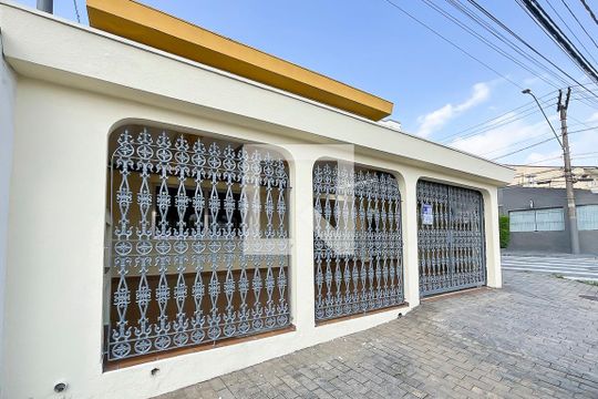Fachada + plaquinha de casa à venda com 3 quartos, 240m² em Santa Maria, Santo André