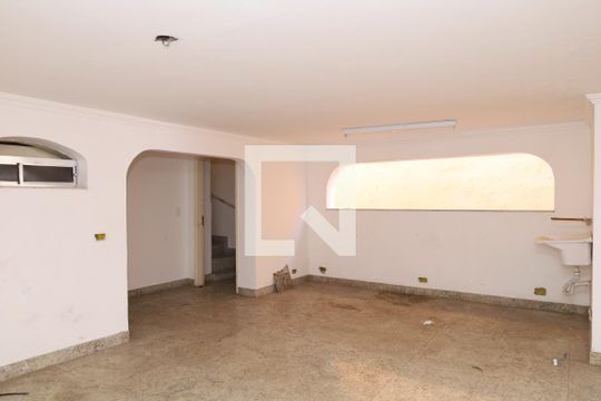 Área de Serviço e Garagem de casa para alugar com 4 quartos, 400m² em Vila Princesa Isabel, São Paulo