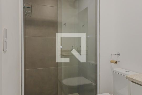 Banheiro de kitnet/studio para alugar com 1 quarto, 28m² em Pinheiros, São Paulo