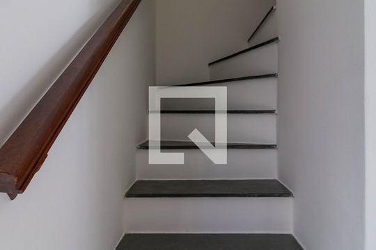 Escada de casa de condomínio à venda com 2 quartos, 70m² em Vila Andrade, São Paulo