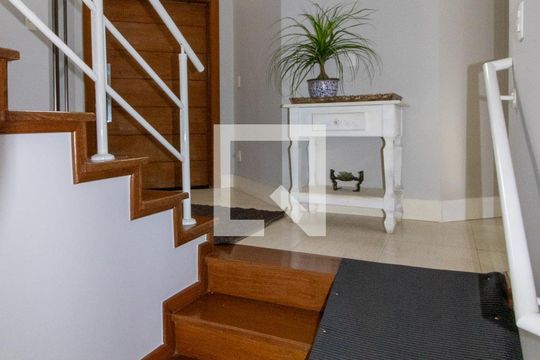 Escada de casa de condomínio à venda com 4 quartos, 390m² em Loteamento Residencial Barão do Café, Campinas