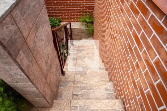 Escada de casa para alugar com 3 quartos, 250m² em Vila Nogueira, Diadema