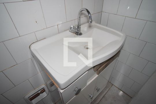 Banheiro Corredor de apartamento para alugar com 2 quartos, 49m² em Jardim Itu, Porto Alegre