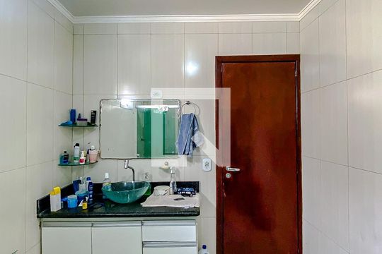 Banheiro (Casa 2) de casa à venda com 8 quartos, 400m² em Vila Invernada, São Paulo