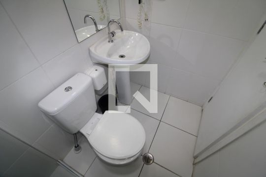 Banheiro de kitnet/studio para alugar com 1 quarto, 24m² em Santana, São Paulo