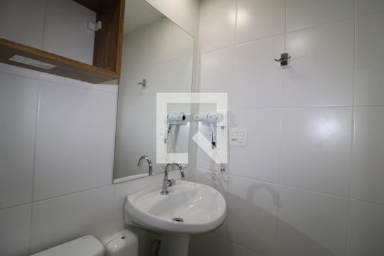 Banheiro de kitnet/studio para alugar com 1 quarto, 24m² em Santana, São Paulo
