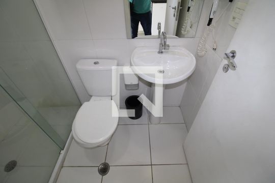 Banheiro de kitnet/studio para alugar com 1 quarto, 24m² em Santana, São Paulo