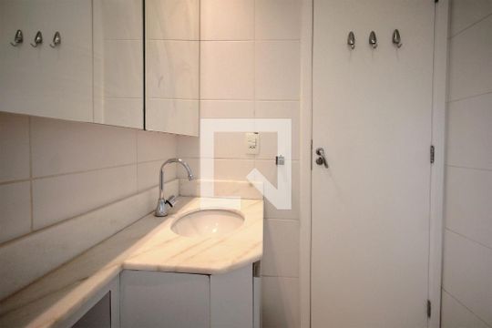 Banheiro da Suíte de apartamento à venda com 3 quartos, 89m² em Alphaville, Nova Lima