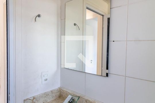 Banheiro de apartamento para alugar com 2 quartos, 43m² em Vila Carmosina, São Paulo