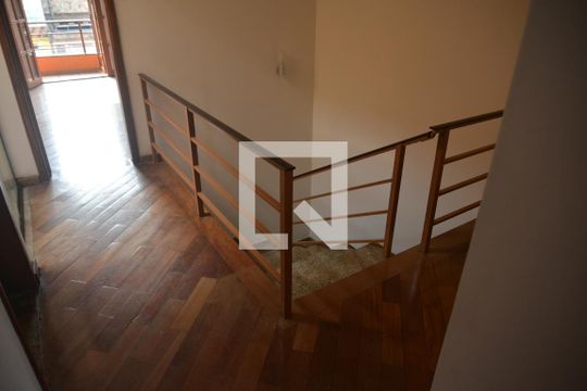 Escada de casa à venda com 3 quartos, 236m² em Vila Valparaíso, Santo André