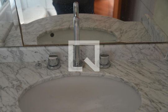 Banheiro da Suíte de casa à venda com 3 quartos, 236m² em Vila Valparaíso, Santo André